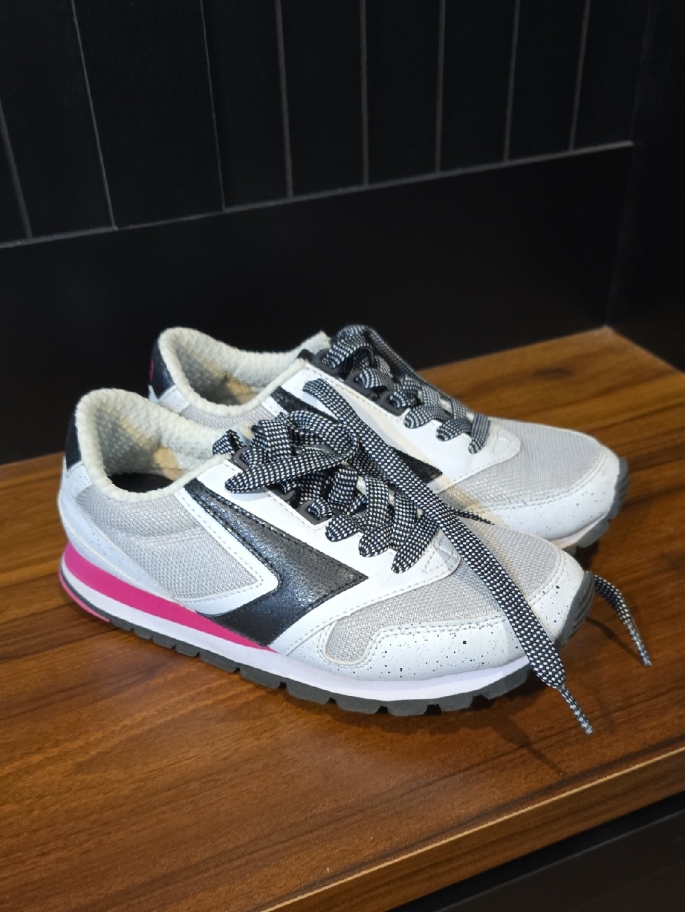 Womens Hertitage Brooks Tennis Shoes Gray & White with Pink Accent